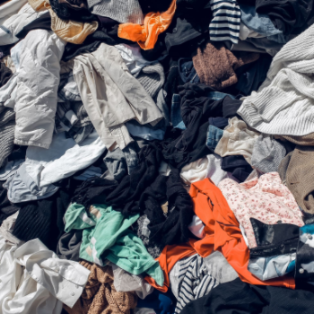 Piles de vêtements dans une décharge
